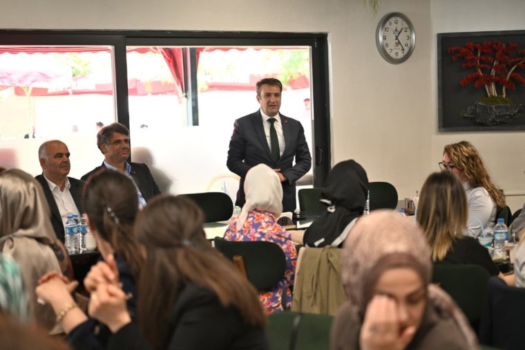 Kartepe’de kadın eğitimcilere Anneler Günü sürprizi
