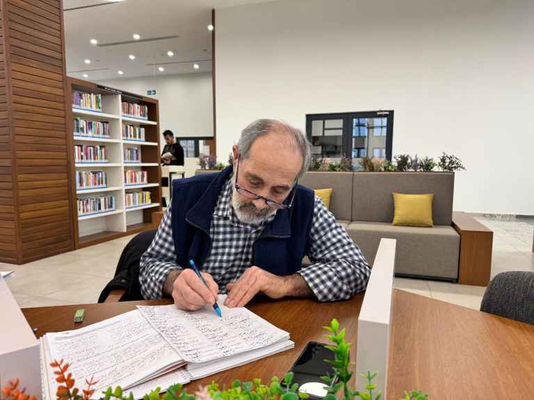 68 yaşındaki Tuğran Amca gençlere örnek oluyor