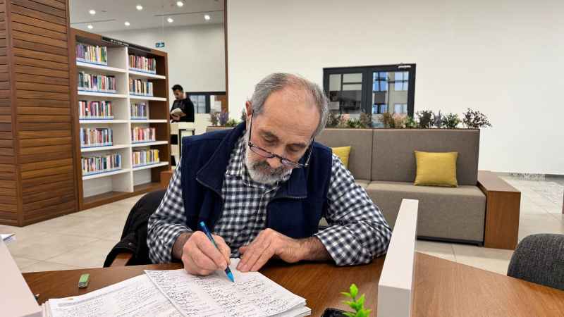 68 yaşındaki Tuğran Amca gençlere örnek oluyor