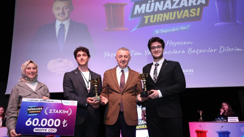 Gençlerin münazarası büyüledi: Büyükakın’dan dikkat çeken mesaj