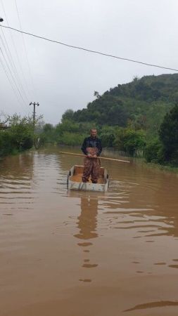 Taşkın sonrası mahallede kayıkla ulaşım sağlandı