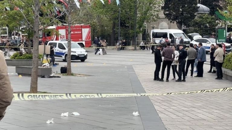 Bıçaklı kavga! Polis saldırganı vurdu