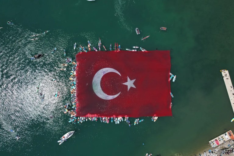 Sapanca Gölü’nde dev Türk bayrağı açıldı