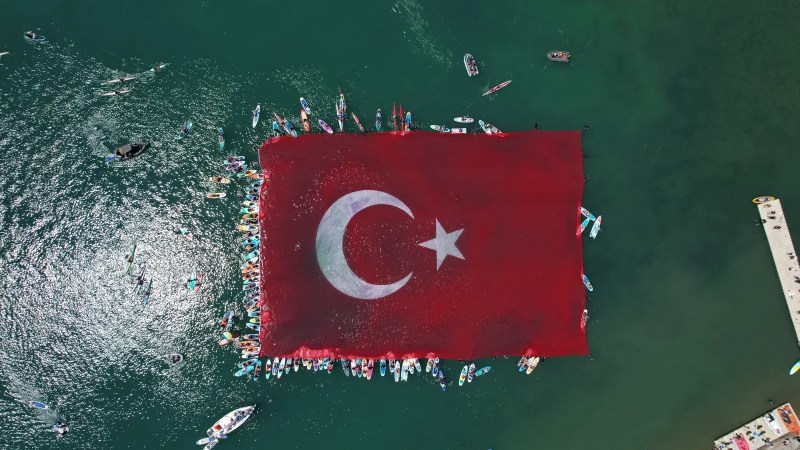 Sapanca Gölü’nde dev Türk bayrağı açıldı