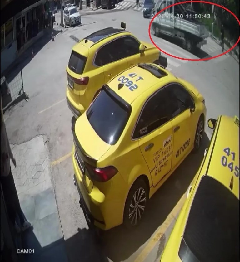 Görme Engelli Yayanın Tehlikeli Anları İzmit'te Kamerada