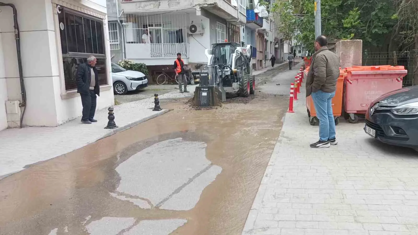 Karamürsel'de Altyapı Çalışması Sırasında Ana Su Hattı Patladı