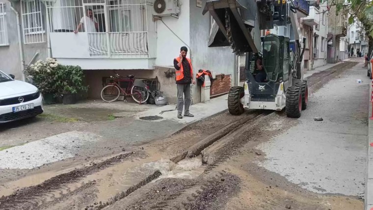Karamürsel'de Altyapı Çalışması Sırasında Ana Su Hattı Patladı