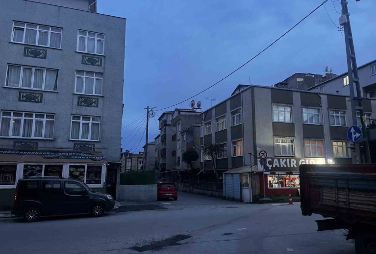 Küçükçekmece'de Kahve Önünde Silahlı Saldırı: Üç Kişi Yaralandı