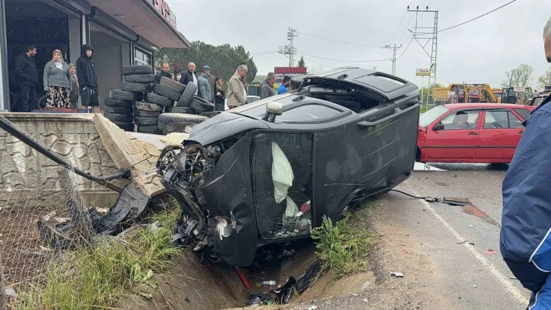 Kocaeli'de Trafik Kazası: Araç Evin Duvarını Yıktı