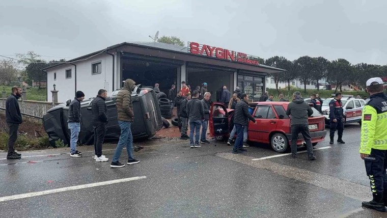 Kocaeli'de Trafik Kazası: Araç Evin Duvarını Yıktı