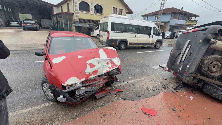Kocaeli'de Trafik Kazası: Araç Evin Duvarını Yıktı