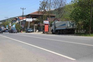 Sakarya'da Çöp Kamyonu Kazası: Genç Kadın Hayatını Kaybetti