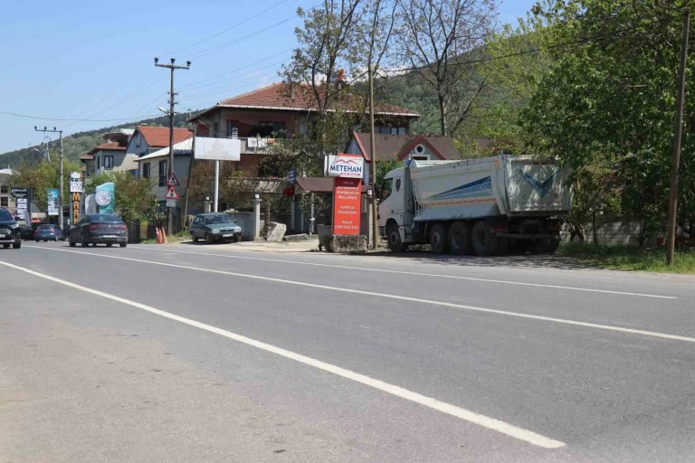 Sakarya'da Çöp Kamyonu Kazası: Genç Kadın Hayatını Kaybetti