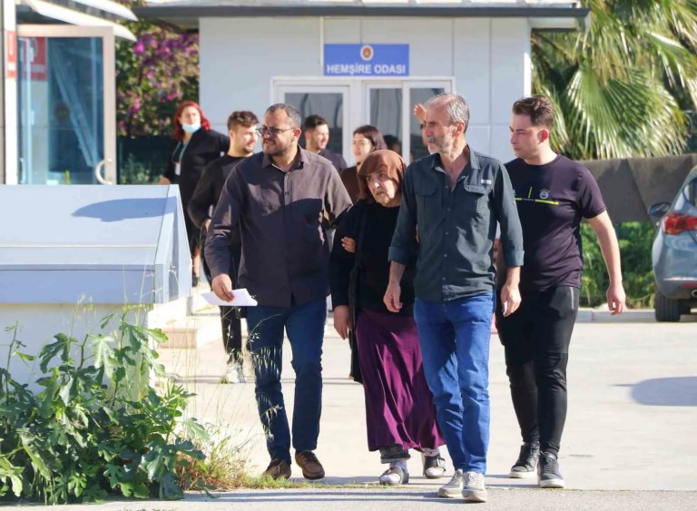 Kübra'nın Sosyal Medya Hesabını Kullanarak Yaşıyor Süsü Verdiler