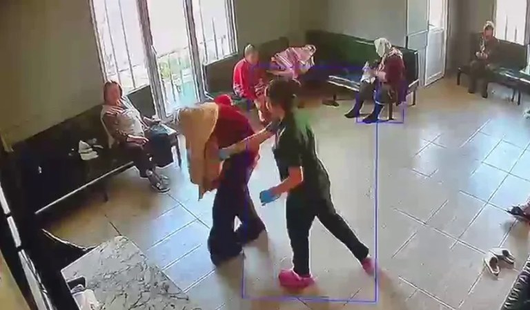 Yaşlı Bakım Merkezinde Şiddet ve Hijyen Skandalı Ortaya Çıktı
