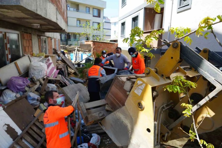 Bahçesinden 12 Kamyon Atık Çıkarıldı: Şikayet Üzerine Temizlik Başladı