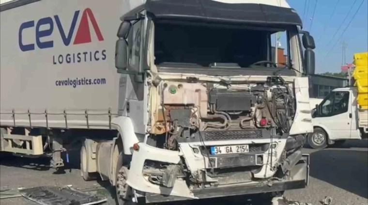 Kocaeli Çayırova'da İşçi Servisi ve Tır Çarpıştı: 8 Yaralı