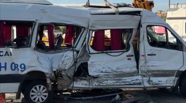 Kocaeli'de Tır ile Çarpışan Servis Aracındaki Yaralıdan Biri Hayatını Kaybetti