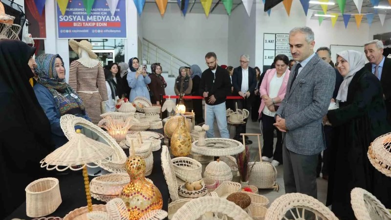 Çayırova'da El Sanatları Sergisi Açıldı