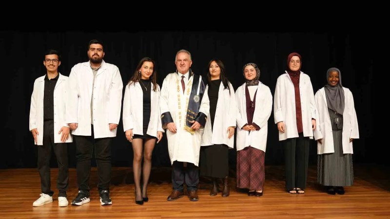 Geleceğin Eczacıları Beyaz Önlüklerini Giydi