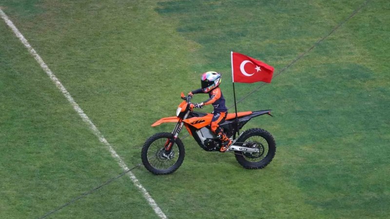 Kocaeli Stadyumu'nda Zayn Sofuoğlu'nun Motosiklet Şovu