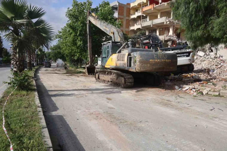 Hatay'da İş Makinesine Çarpan Otomobilde Genç Sürücü Hayatını Kaybetti