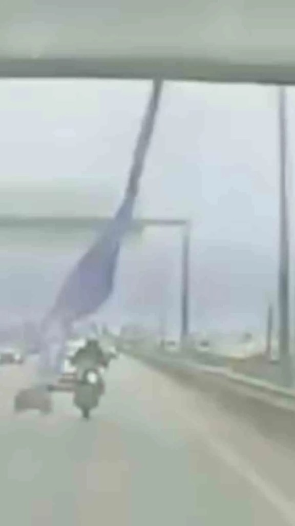Kocaeli'de Köprüden Sarkan Afiş Motosikletliyi Yaraladı