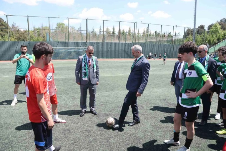 Çayırova’da 19 Mayıs Coşkusu Yeşil Sahada Yaşandı