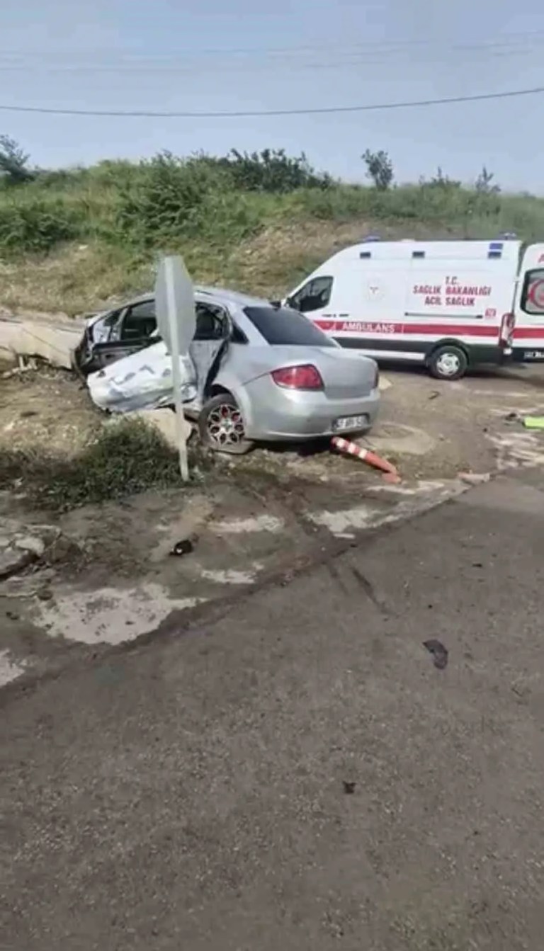 İzmit'te Otomobil ve Belediye Otobüsü Çarpıştı: Üç Yaralı