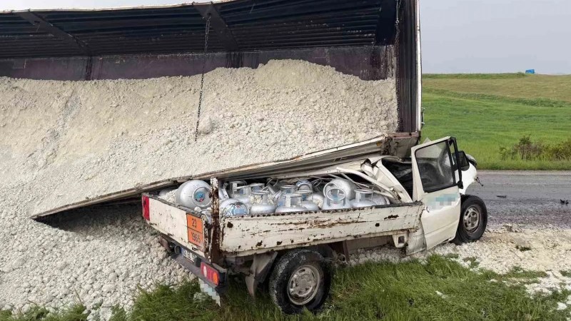 Afyonkarahisar'da Tır Kazası: Kamyonet Sürücüsü Hayatını Kaybetti