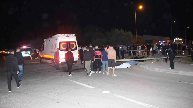 Antalya'da Çöp Kamyonu ile Çarpışan Motosikletteki İki Genç Hayatını Kaybetti