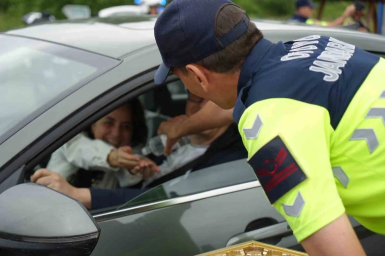 Kuzey Marmara Otoyolu'nda Sürücülere Bayramda Çikolatalı Uyarı