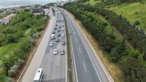 Tatilin İkinci Gününde TEM'de Trafik Yoğun ve Akıcı