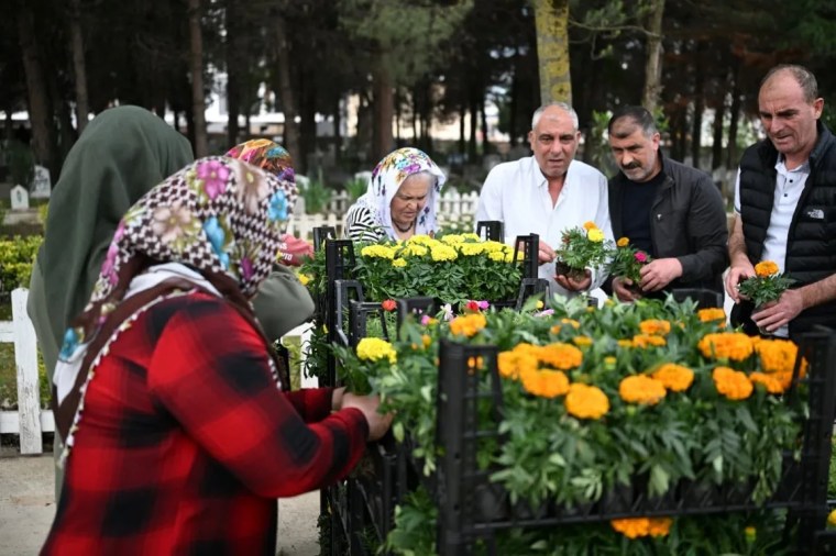 Kartepe Belediyesinden Arife Günü Mezarlıklarda Çiçek Dağıtımı