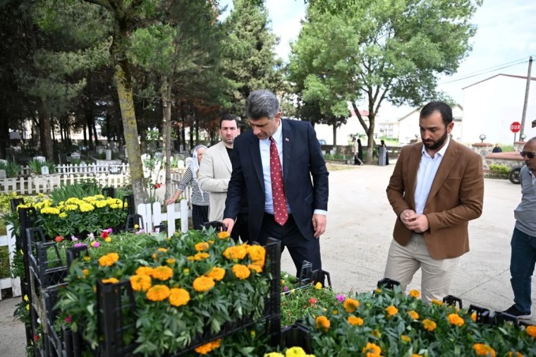 Kartepe Belediyesinden Arife Günü Mezarlıklarda Çiçek Dağıtımı
