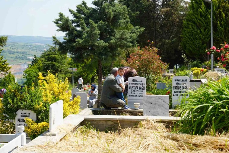 Kocaeli'de Bayram Öncesi Duygu Dolu Kabir Ziyaretleri