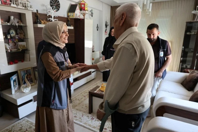 Alo Evlat Ekipleri Bayramda Yaşlıları Unutmadı