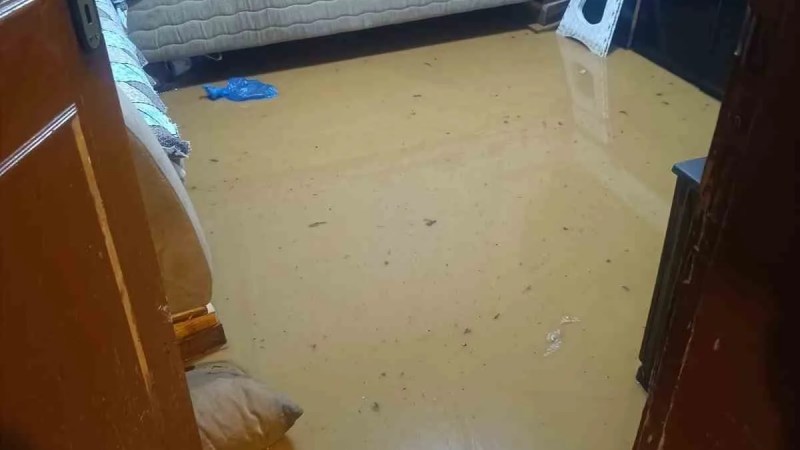İnegöl'de Sağanak Yağış Evleri Su Bastı