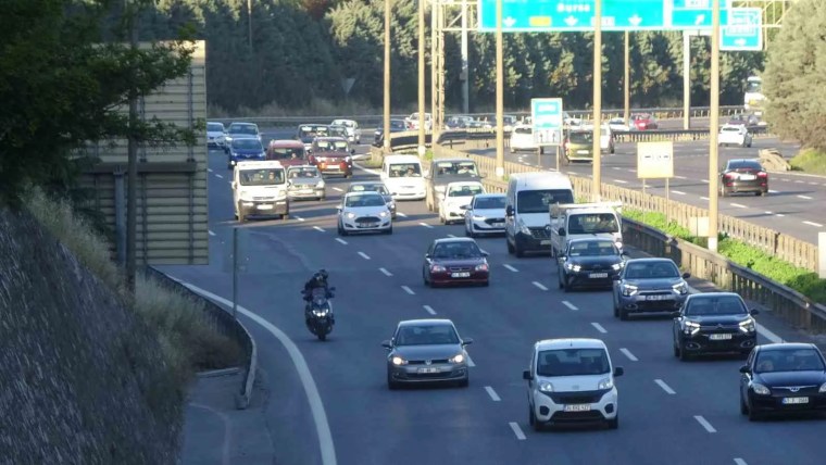 Bayram Tatilinden Dönüş Erken Başladı: Kocaeli'de Trafik Yoğunluğu Arttı