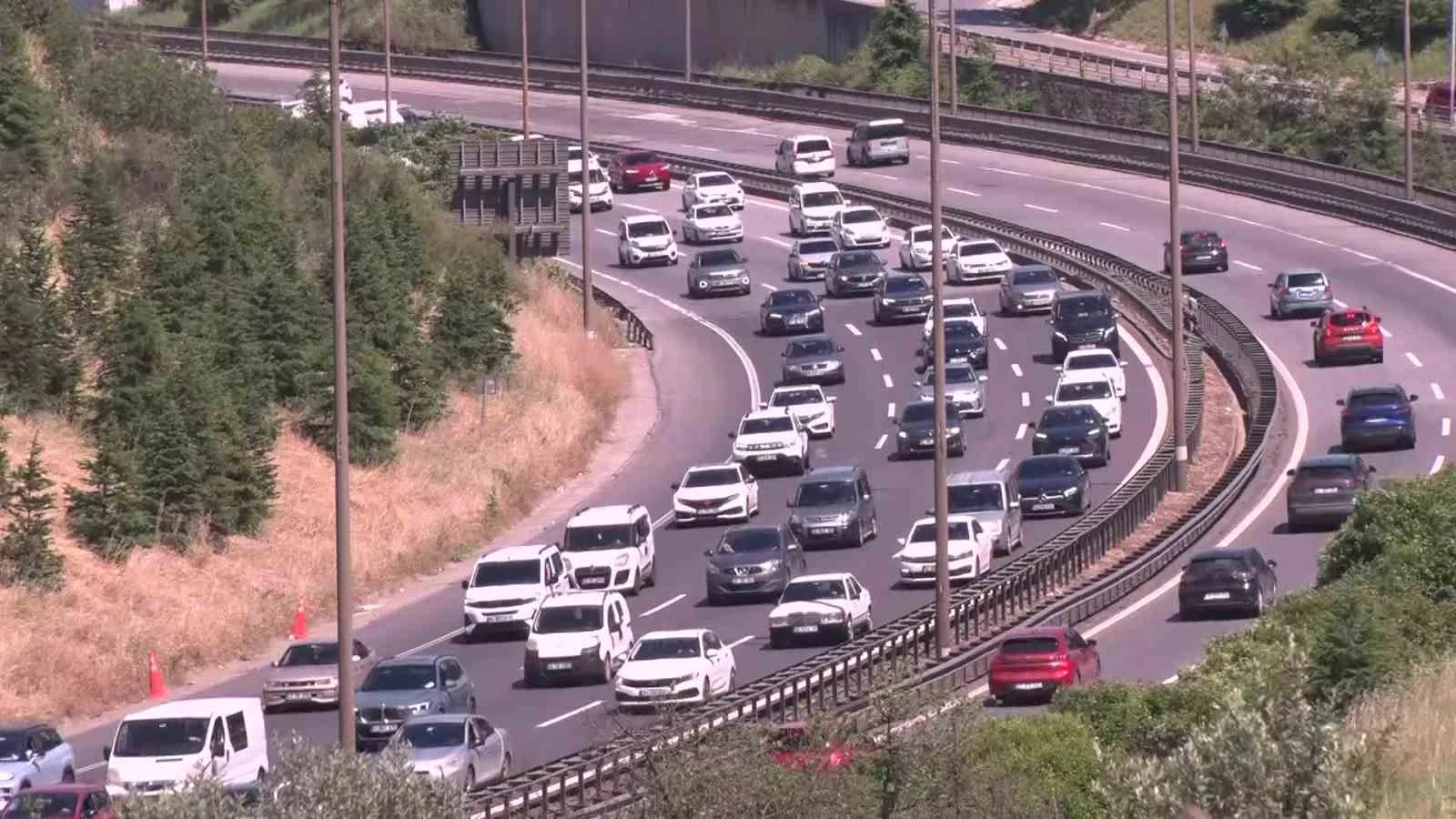 Kocaeli TEM Otoyolu'nda Araç Kuyruğu Kilometrelerce Uzadı