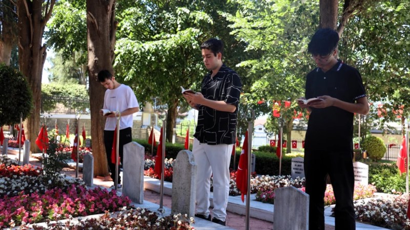 15 Temmuz öncesi şehitlikte dualar yükseldi