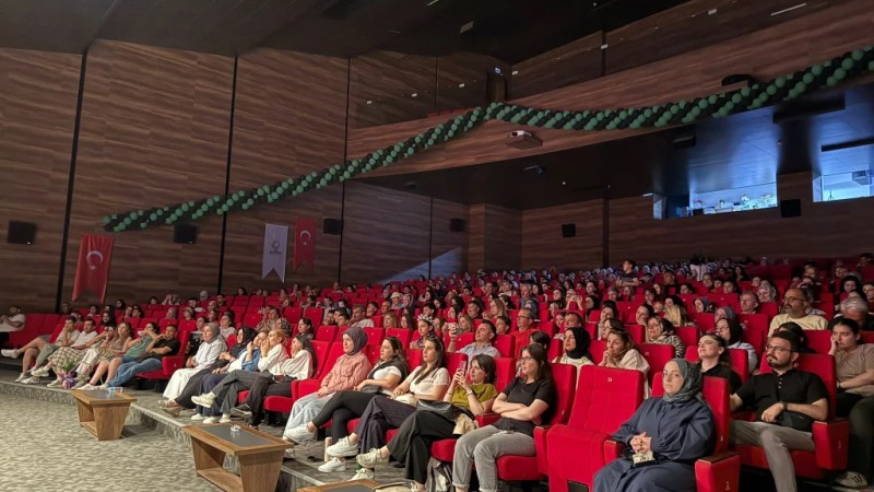 Çayırovalı gençlerden alkış alan oyun