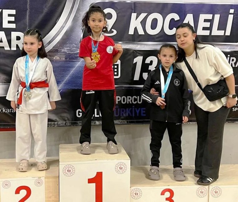 Körfezli karateciler Darıca’da madalyaları topladı