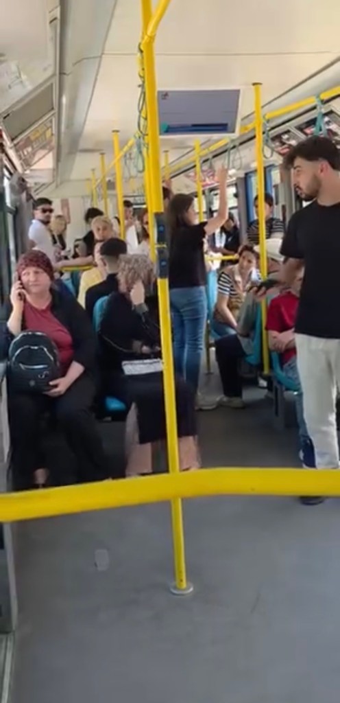 Metroda yüksek ses tartışması kameraya yansıdı