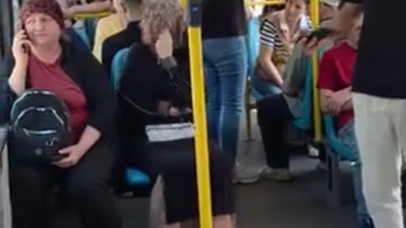 Metroda yüksek ses tartışması kameraya yansıdı