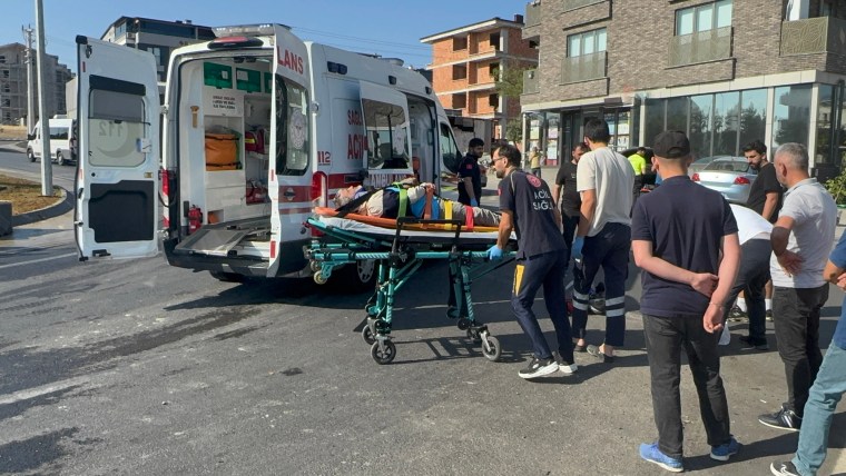 Motosikletteki 2 kişi yaralandı