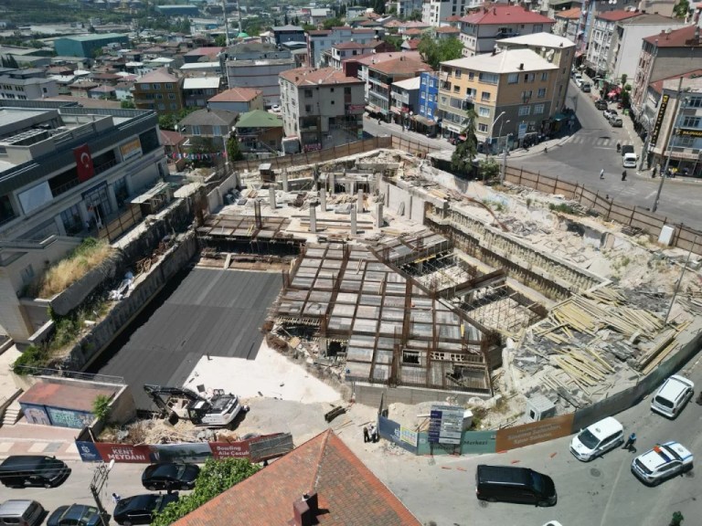 Başkan Büyükakın Dilovası Kent Meydanı’nı İnceledi