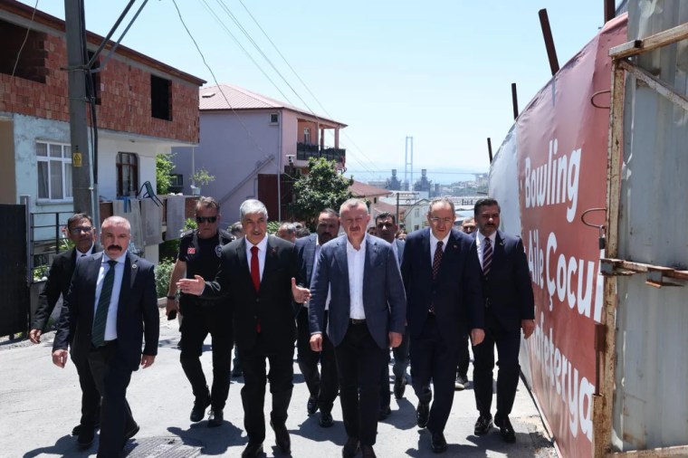 Başkan Büyükakın Dilovası Kent Meydanı’nı İnceledi