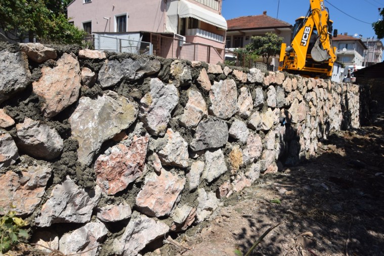 Akmeşe’de yol ve taş duvar çalışmaları hız kesmiyor