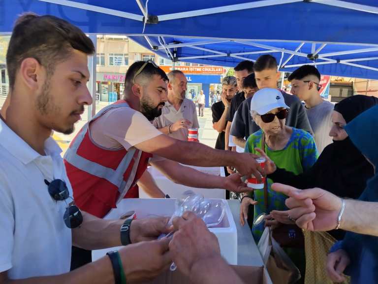 İzmit Belediyesinden Aşure İkramı